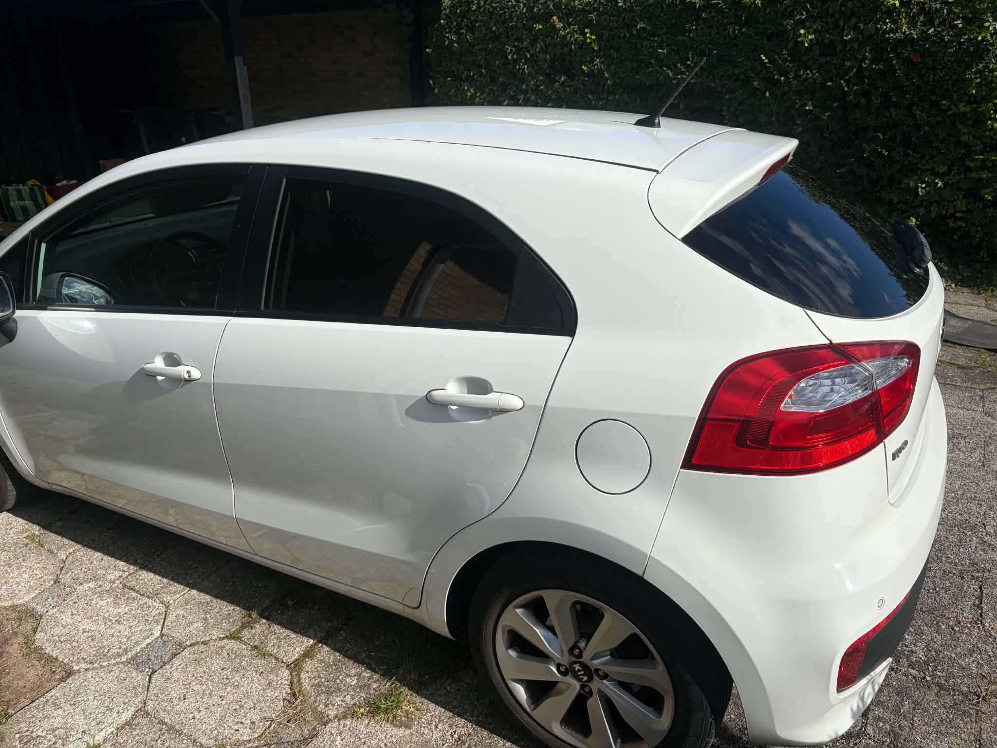 Hvid Kia Rio fra 2015
