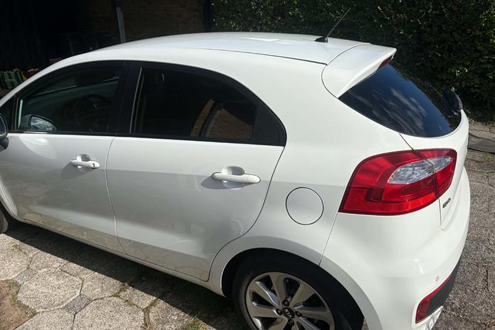 Hvid Kia Rio fra 2015