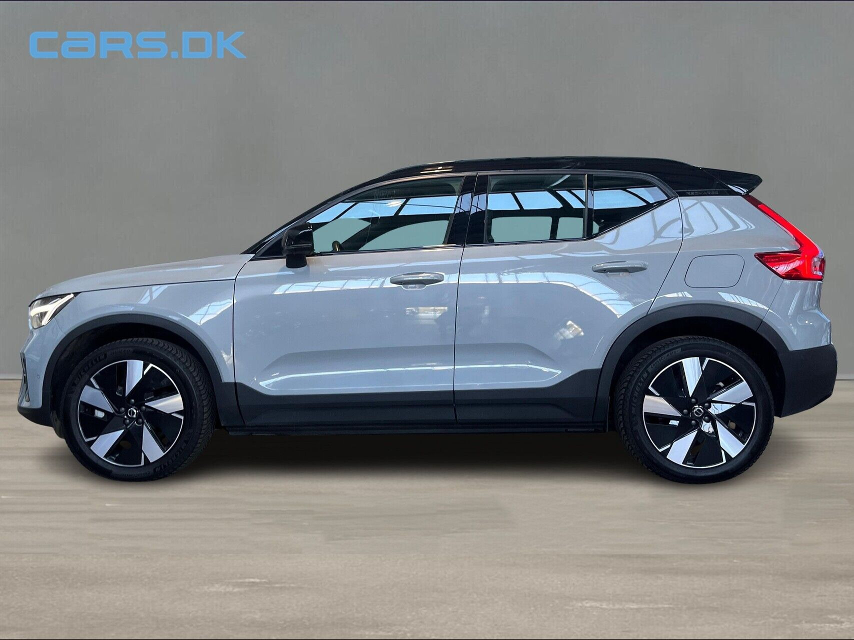 Grå Volvo XC40 fra 2023