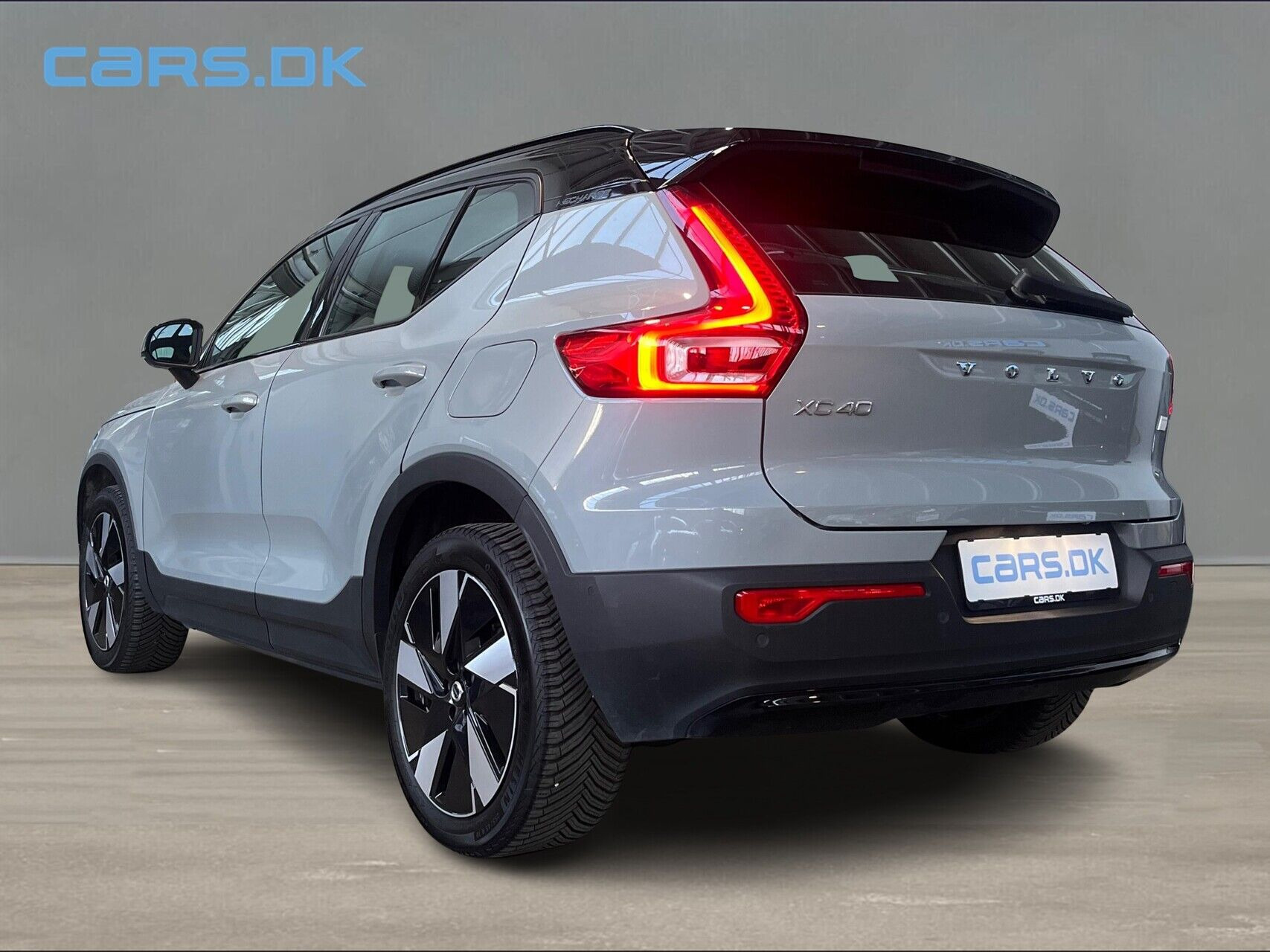 Grå Volvo XC40 fra 2023