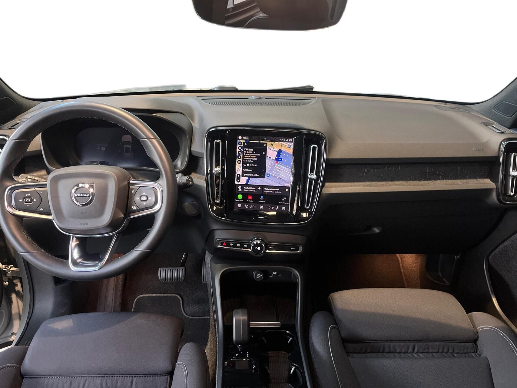 Grå Volvo XC40 fra 2023
