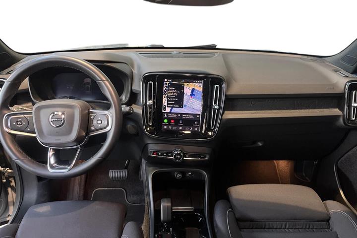 Grå Volvo XC40 fra 2023