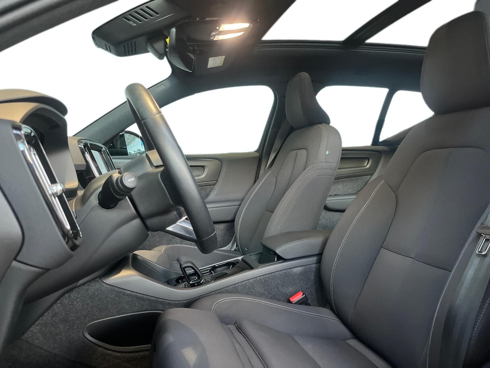 Grå Volvo XC40 fra 2023