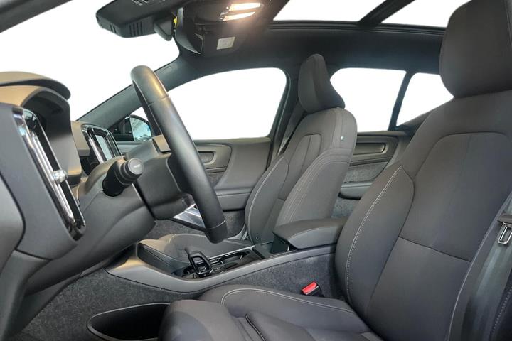 Grå Volvo XC40 fra 2023