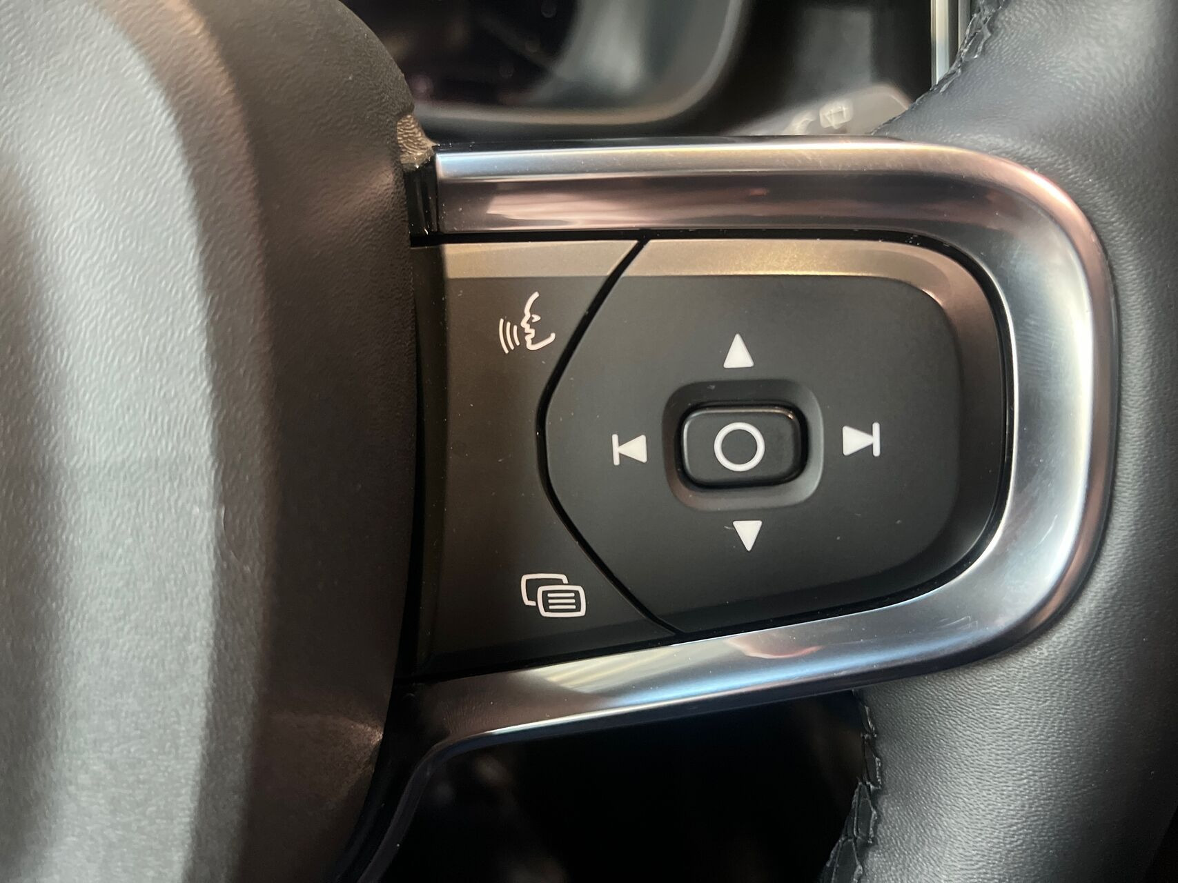 Grå Volvo XC40 fra 2023