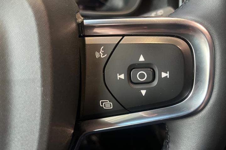 Grå Volvo XC40 fra 2023