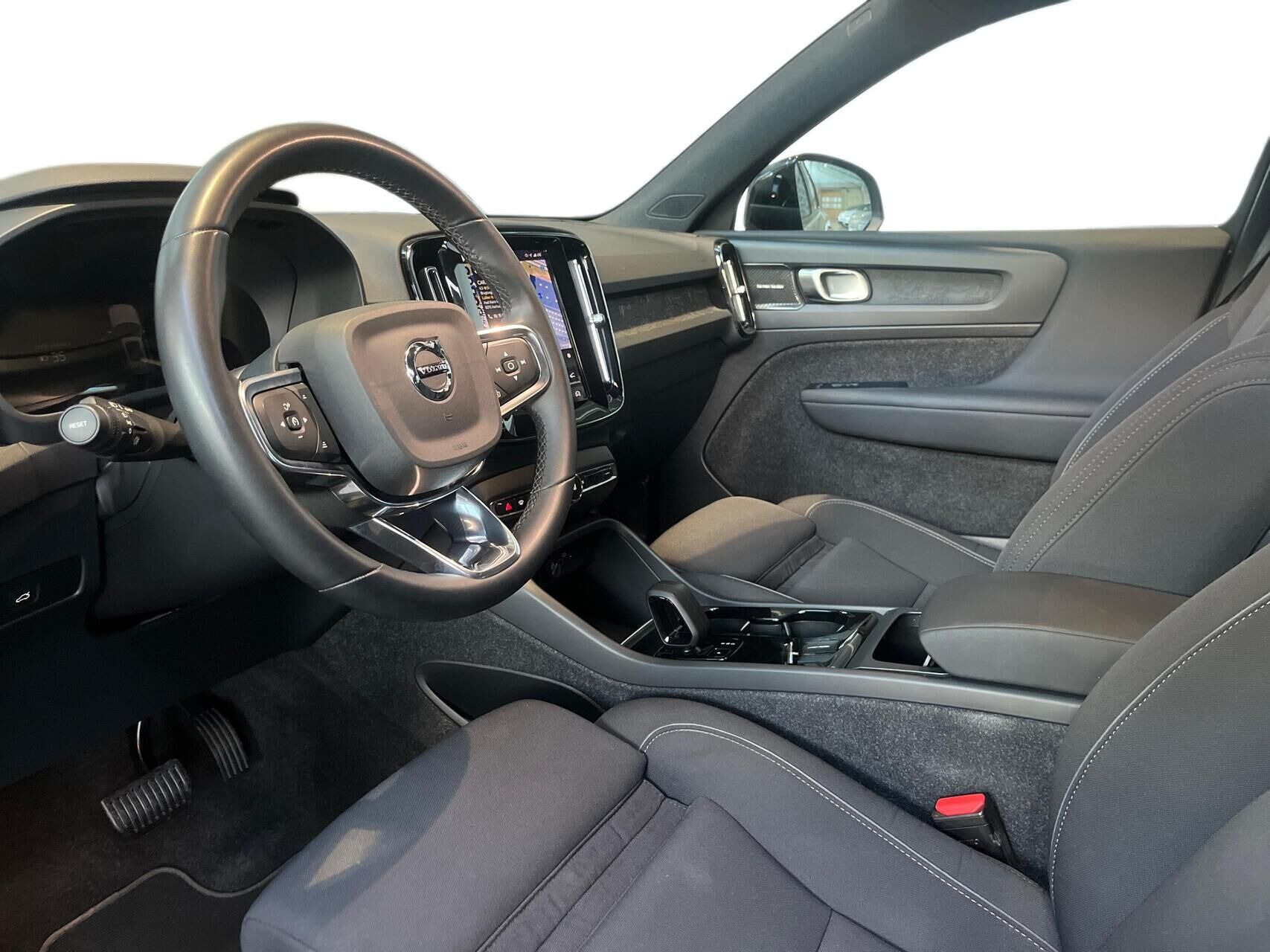 Grå Volvo XC40 fra 2023
