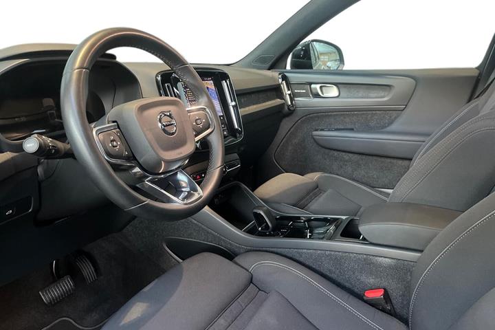 Grå Volvo XC40 fra 2023