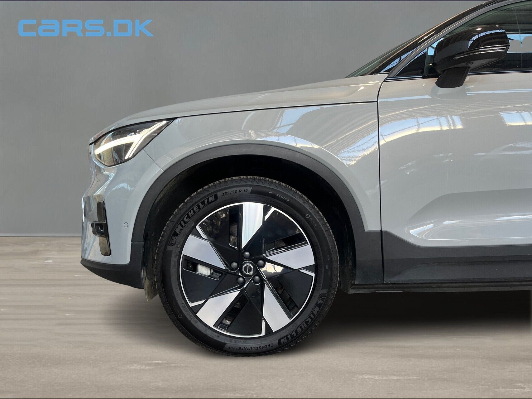Grå Volvo XC40 fra 2023