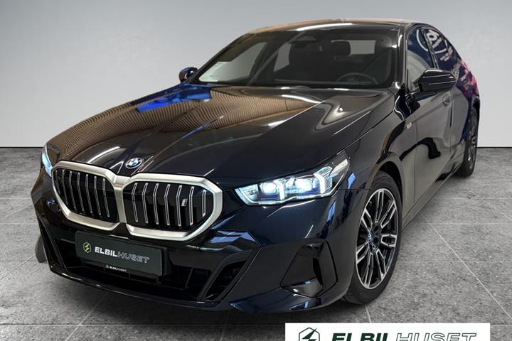 Sort BMW i5 fra 2024 set udefra