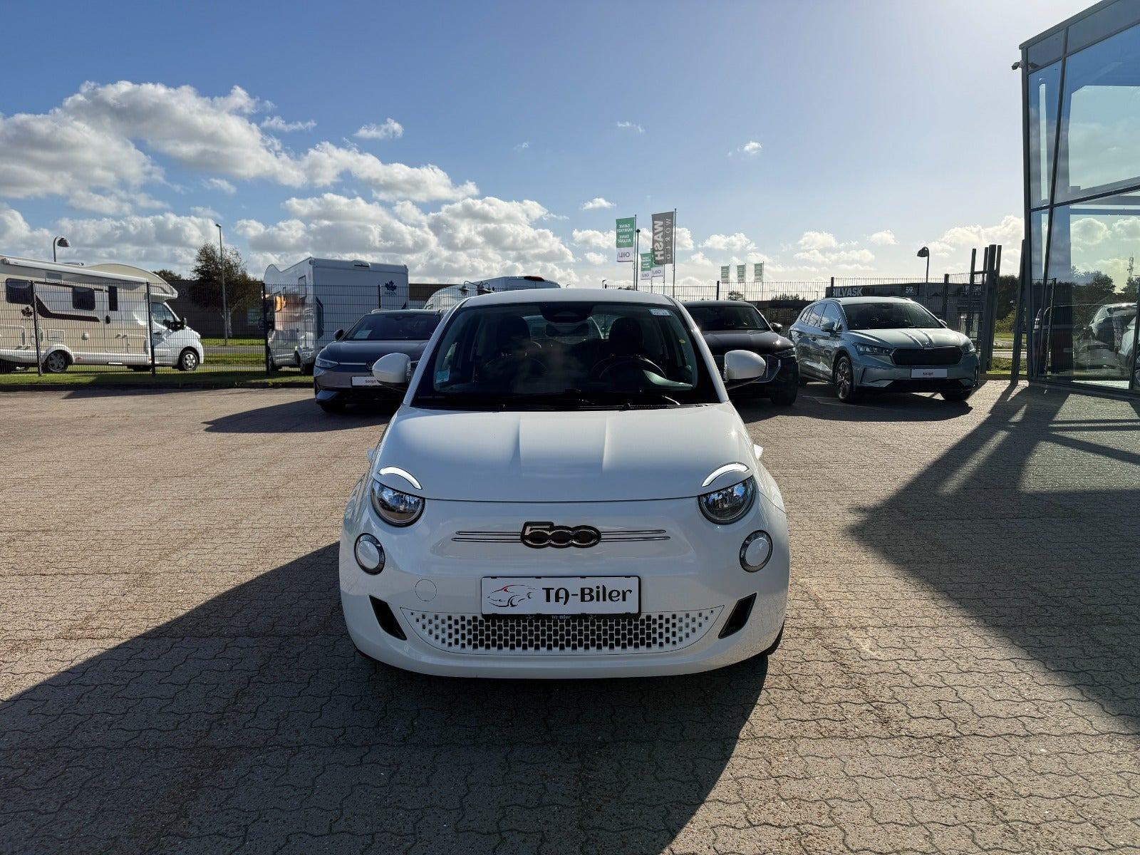 Hvid Fiat 500e fra 2023