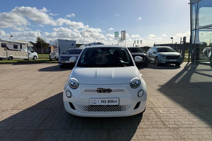 Hvid Fiat 500e fra 2023