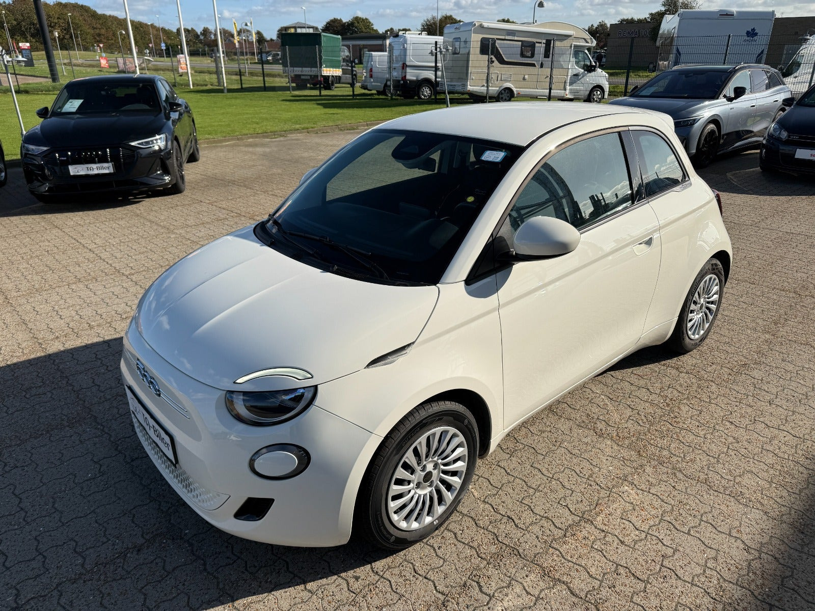 Hvid Fiat 500e fra 2023