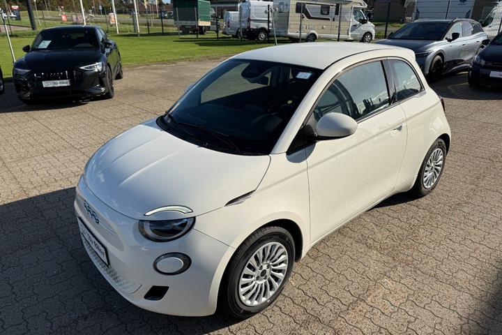 Hvid Fiat 500e fra 2023