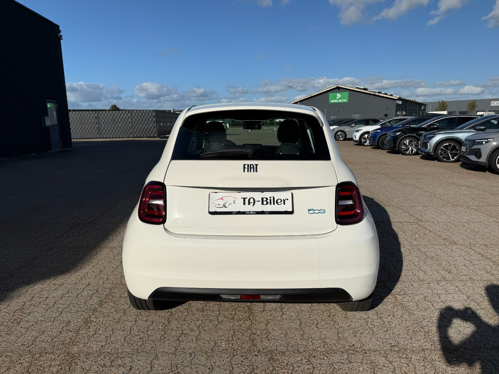 Hvid Fiat 500e fra 2023