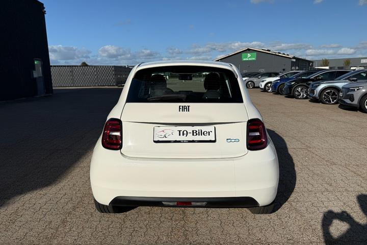 Hvid Fiat 500e fra 2023