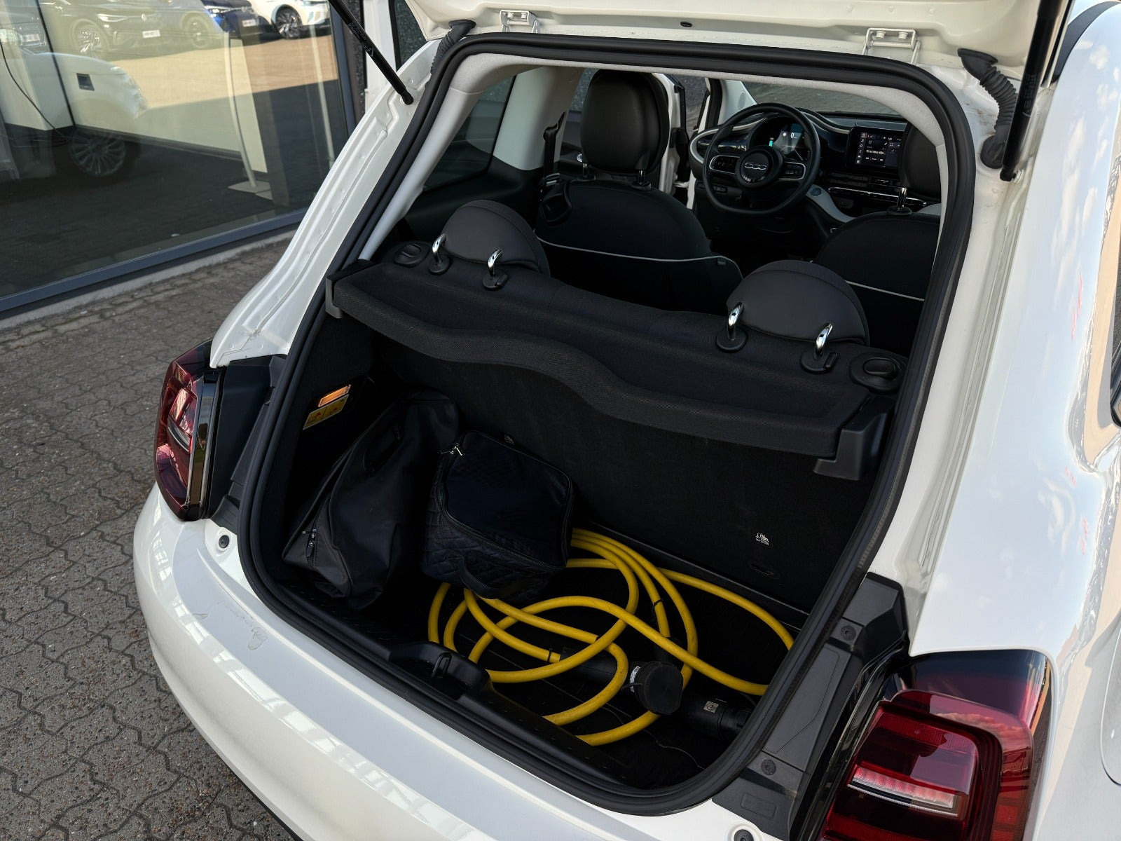 Hvid Fiat 500e fra 2023