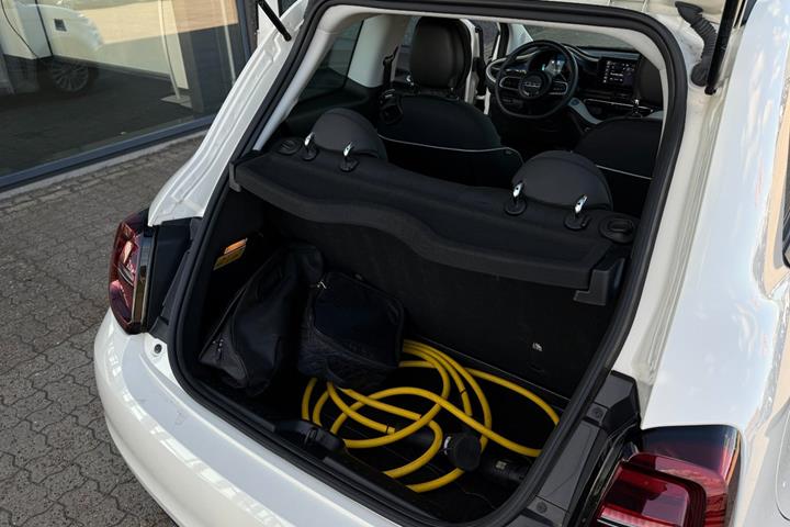 Hvid Fiat 500e fra 2023
