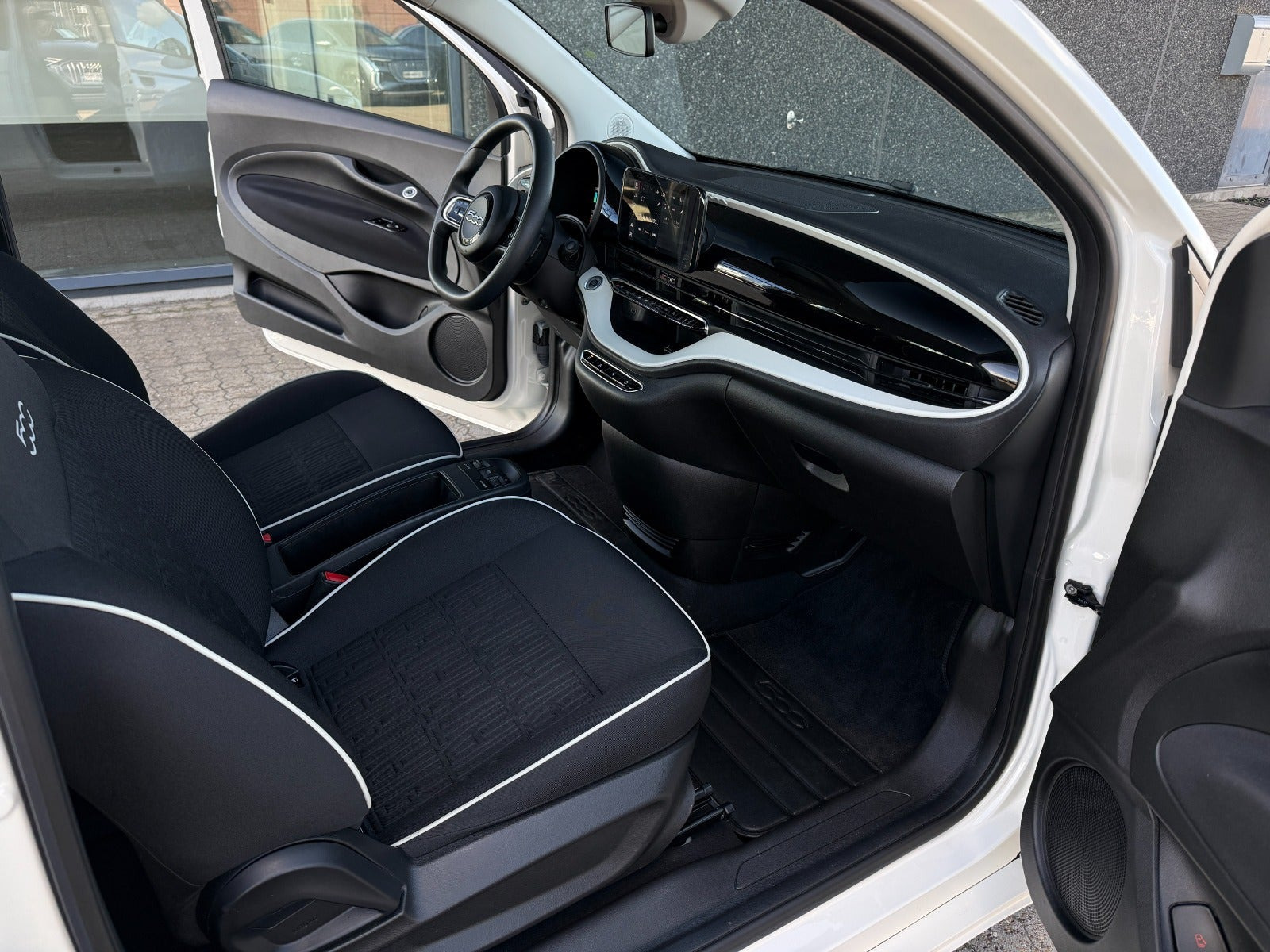 Hvid Fiat 500e fra 2023