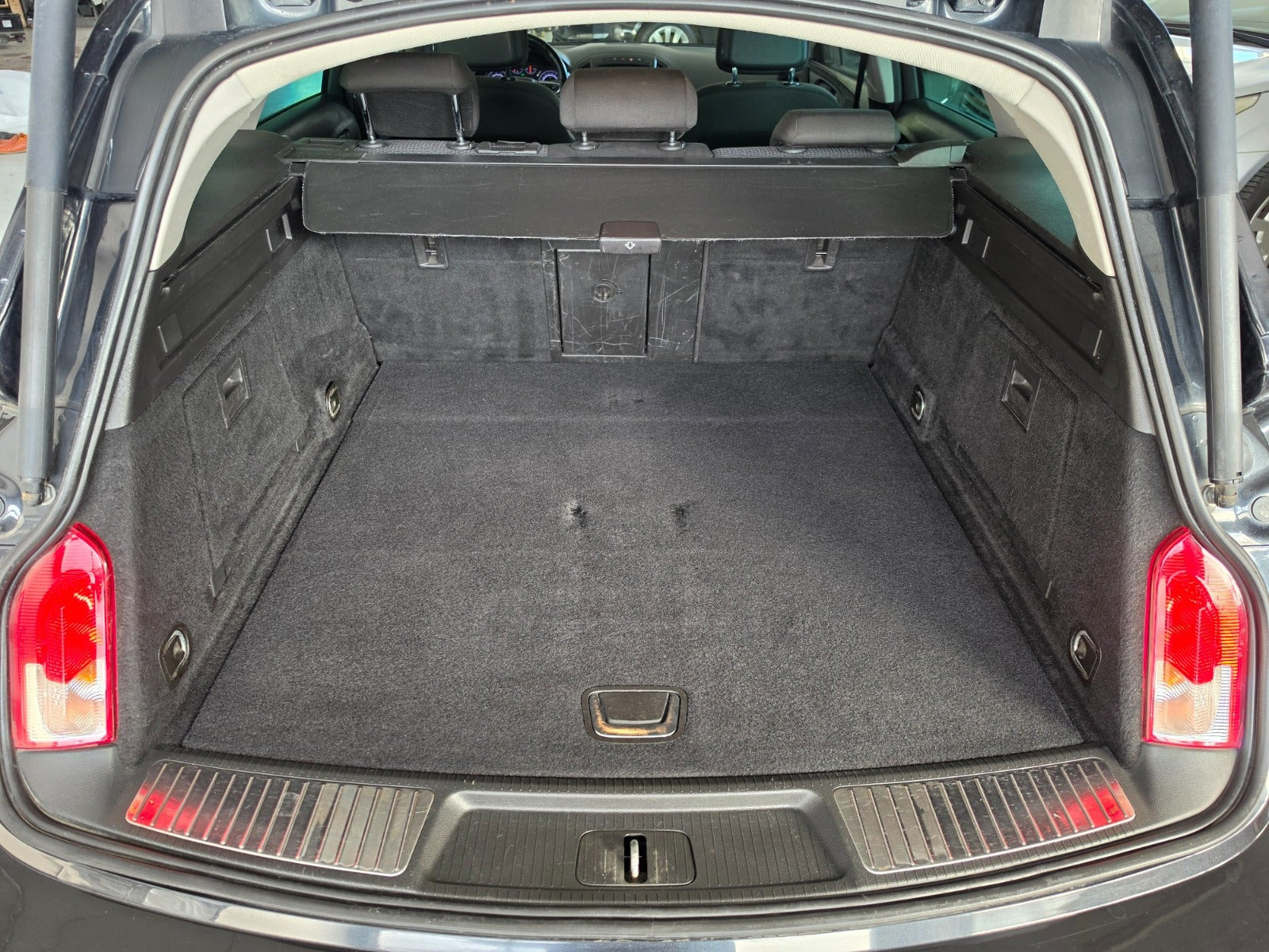 Sort Opel Insignia fra 2015