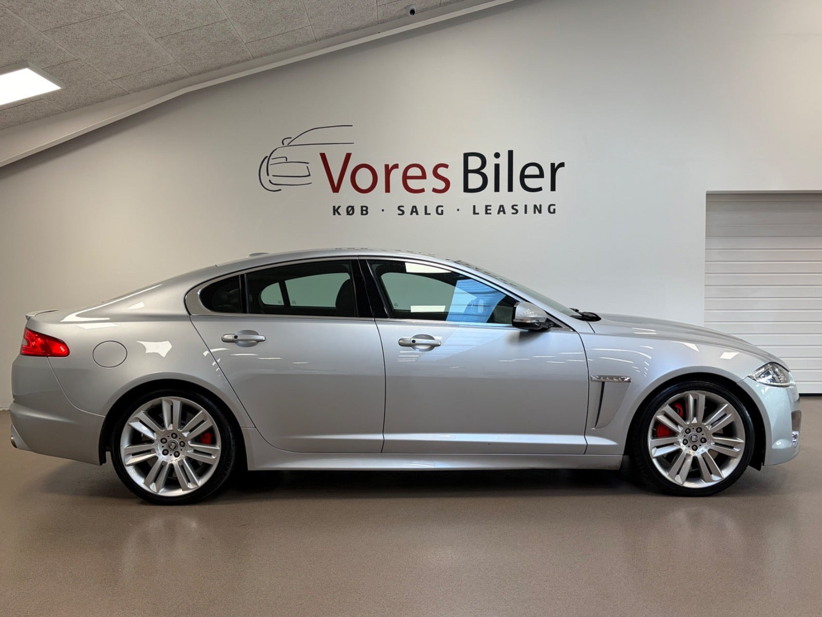 Sølv Jaguar XFR fra 2012