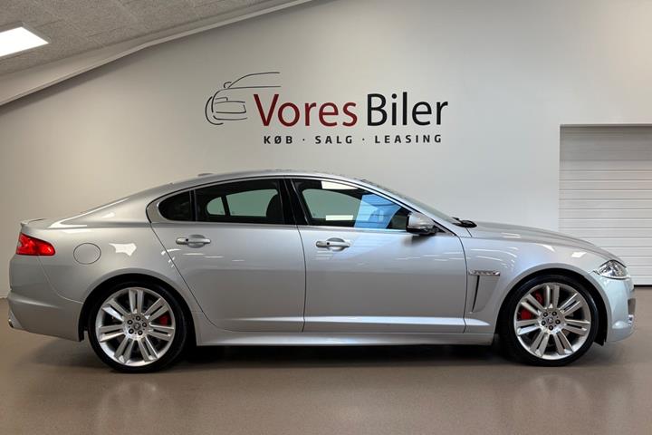 Sølv Jaguar XFR fra 2012