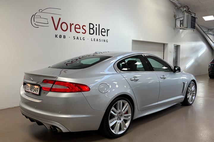 Sølv Jaguar XFR fra 2012