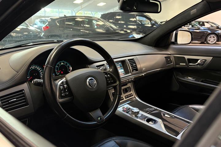 Sølv Jaguar XFR fra 2012