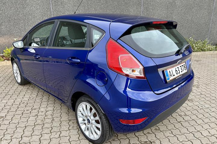 Blå Ford Fiesta fra 2014
