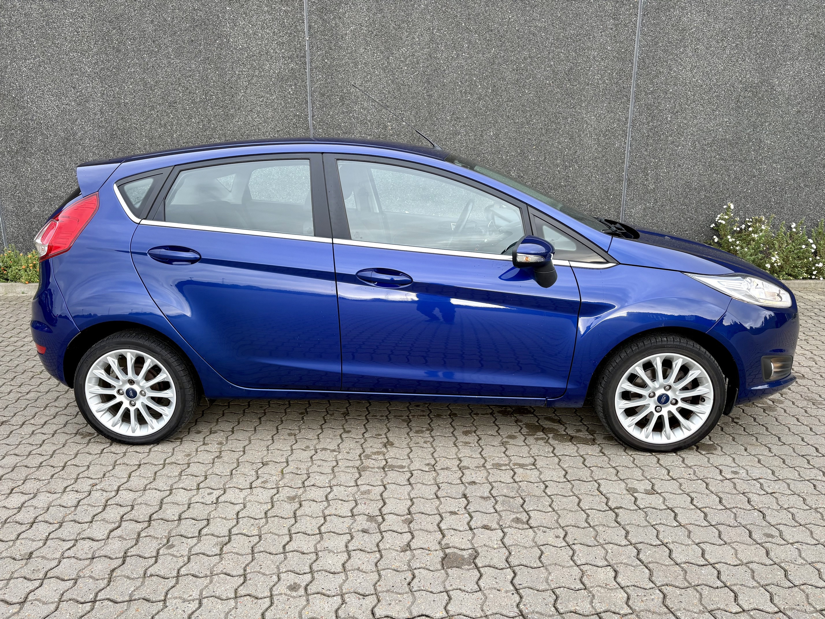 Blå Ford Fiesta fra 2014