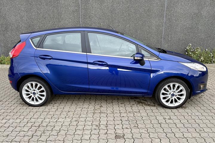 Blå Ford Fiesta fra 2014