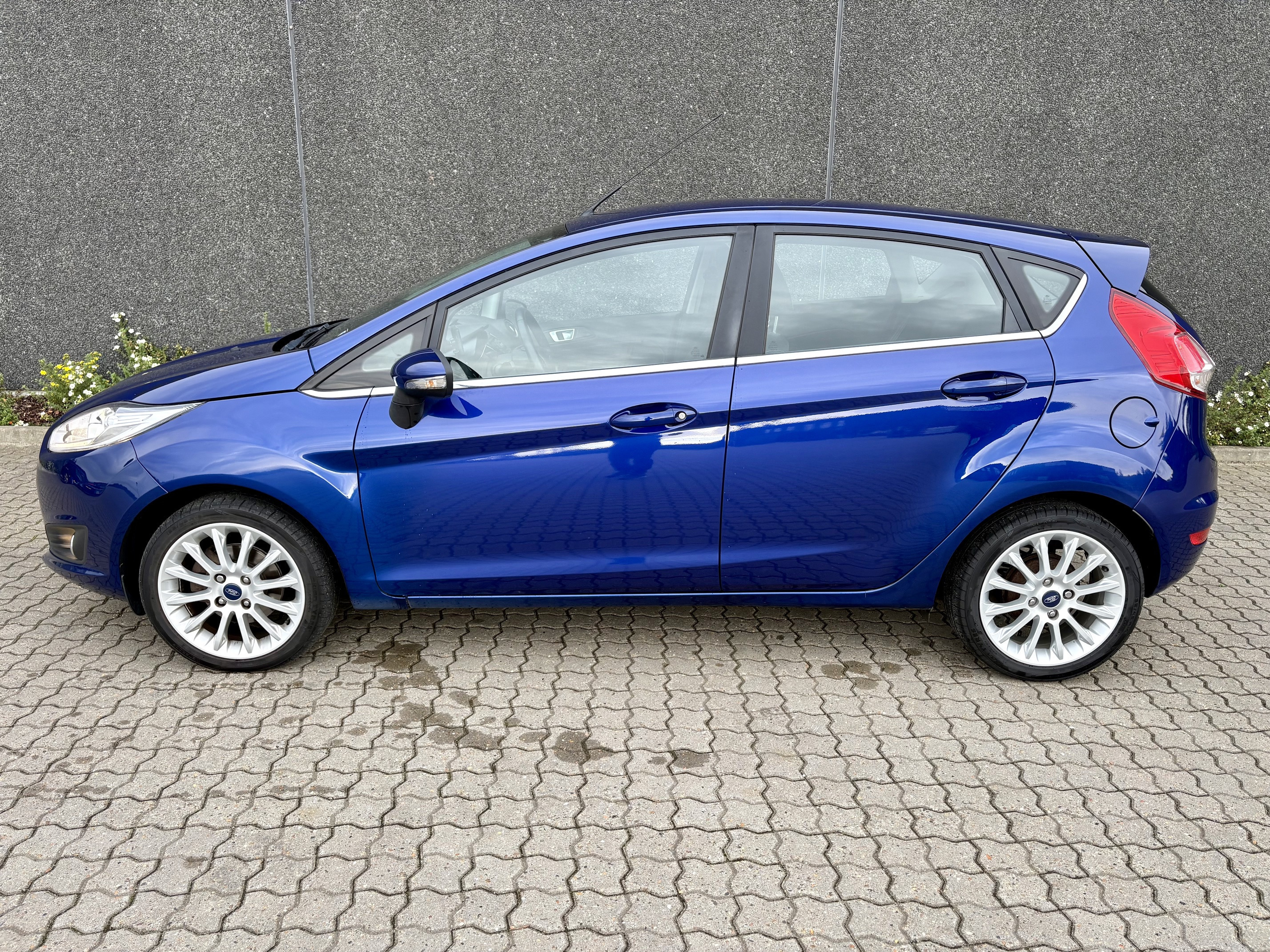 Blå Ford Fiesta fra 2014