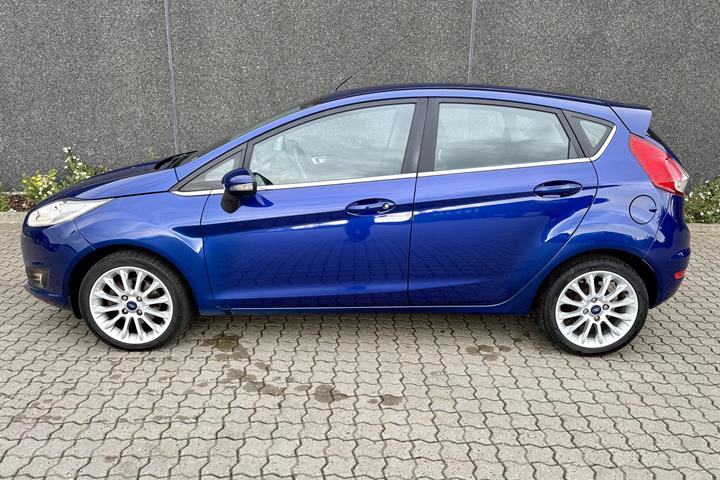 Blå Ford Fiesta fra 2014