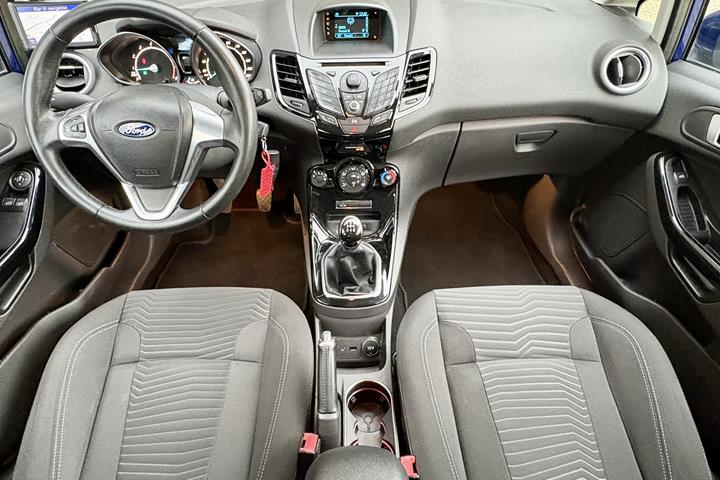 Blå Ford Fiesta fra 2014