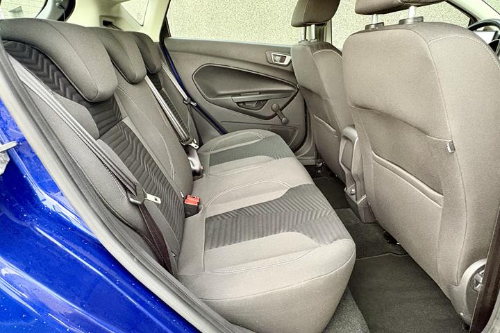 Blå Ford Fiesta fra 2014