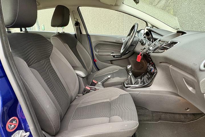 Blå Ford Fiesta fra 2014