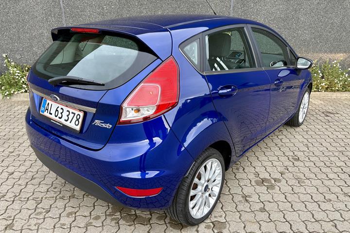 Blå Ford Fiesta fra 2014