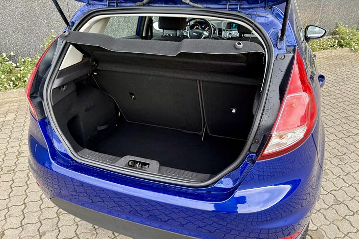 Blå Ford Fiesta fra 2014