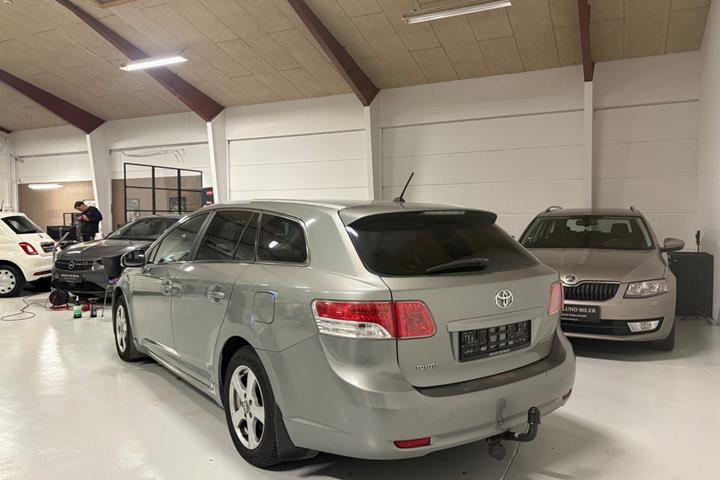 undefined Toyota Avensis fra 2010