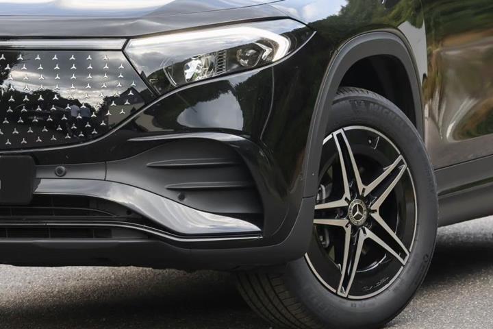 Sort Mercedes EQB250+ fra 2024