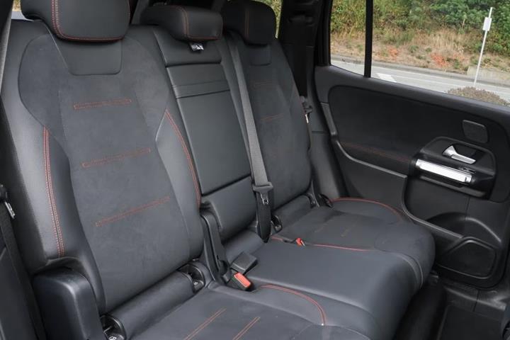 Sort Mercedes EQB250+ fra 2024