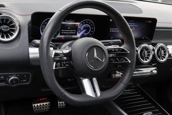 Sort Mercedes EQB250+ fra 2024