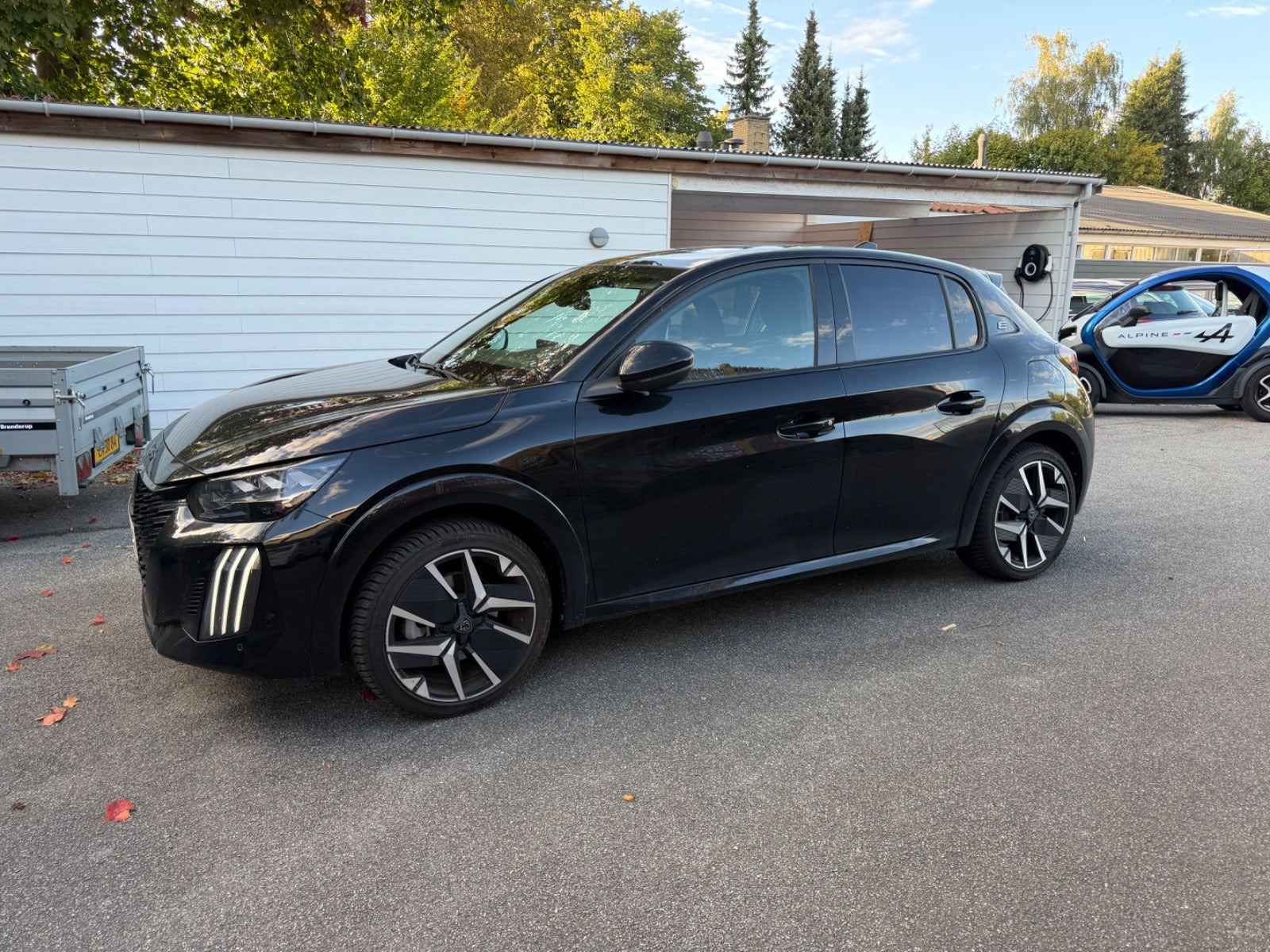 Sort Peugeot e-208 fra 2026