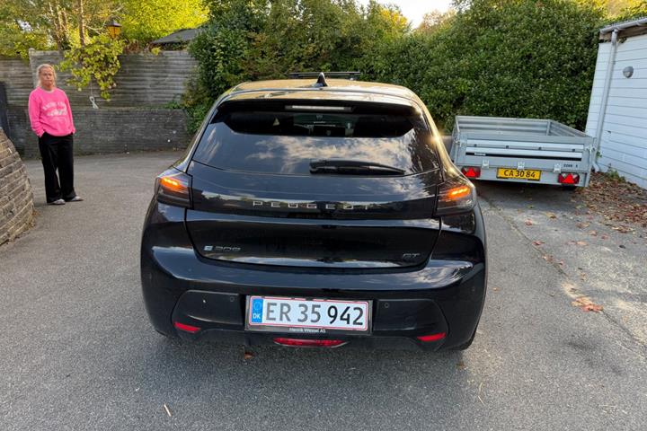 Sort Peugeot e-208 fra 2026