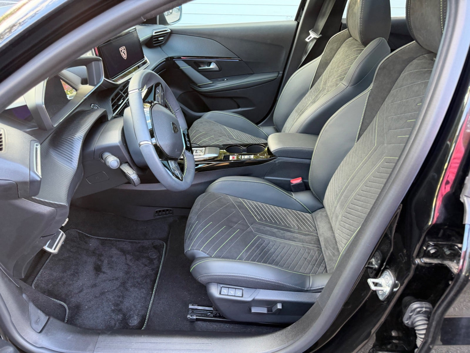 Sort Peugeot e-208 fra 2026