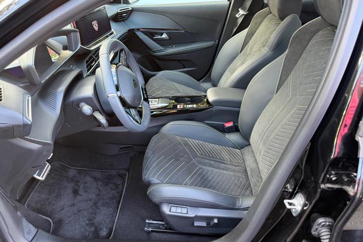 Sort Peugeot e-208 fra 2026