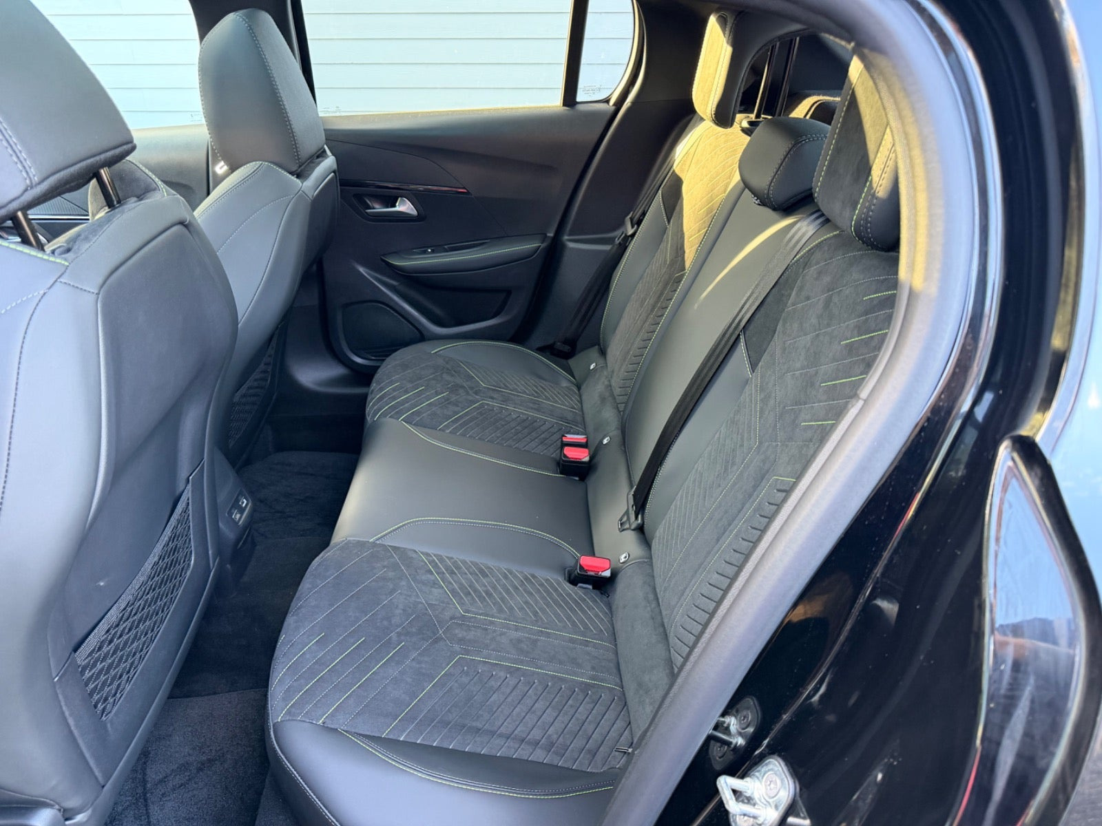 Sort Peugeot e-208 fra 2026