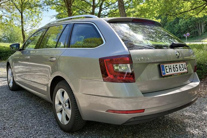 Grå Skoda Octavia fra 2019