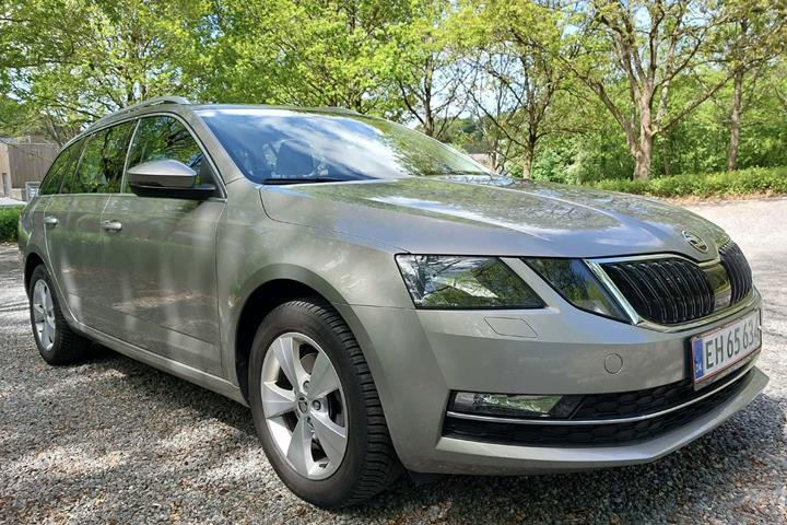 Grå Skoda Octavia fra 2019