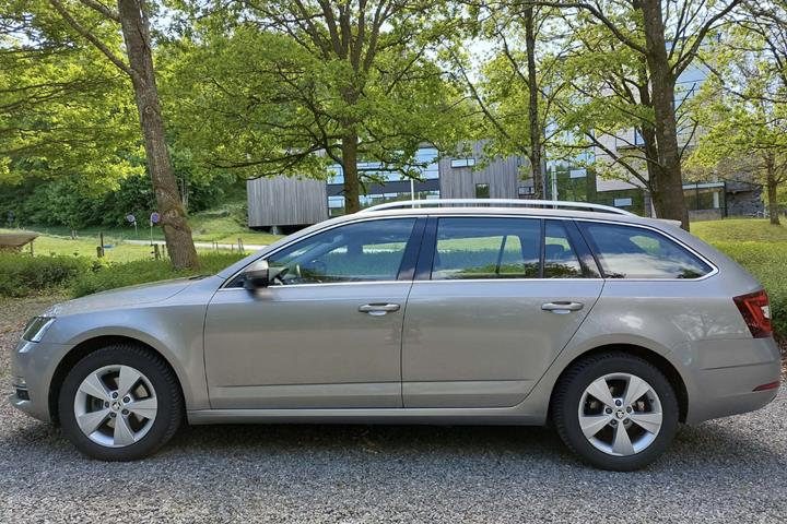 Grå Skoda Octavia fra 2019